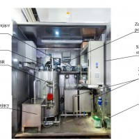 Widok na wyposażenie kontenera mobilnej stacji badawczej do oczyszczania wód poosadowych- widoczne elementy: pompy dozujące reagent, mieszadło, reaktor SBR, zbiornik zabezpieczający, zestawienie urządzeń pomiarowych, szafa systemu sterowania, zbiorniki na wodę i ścieki, kompresor (autor Politechnika Gdańska)
