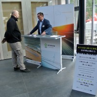 Stanowisko doradców energetycznych, doradca energetyczny udziela wyjasnień jednemu z uczestników Pomorskich Dni Energii 