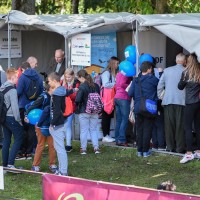 Grupa młodzieży przy stoiskach wystawienniczych zorganizowanych w ramach Dnia Otwartego WFOŚiGW w Gdańsku w ramach 7. Pomorskich Dni Energii