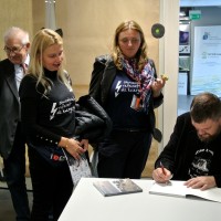 Tomasz Słomczyński – autor książki „Dla ludzi i środowiska” z czytelnikami. Autor podpisuje egzemplarze swojej książki