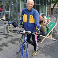 Mężczyzna na rowerze przed siedzibą WFOŚiGW w Gdańsku