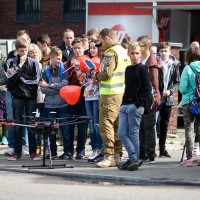 Parking przed siedzibą WFOŚiGW w Gdańsku. Grupa młodzieży czeka na uruchomienie drona