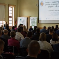 Konferencja „W kierunku gospodarki niskoemisyjnej – realizacje, plany, wizje”. Wystąpienie prof. Lidii Wolskiej , sala wypełniona uczestnikami spotkania