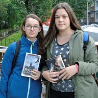 Dwie młode dziewczyny trzymają książki w rękach